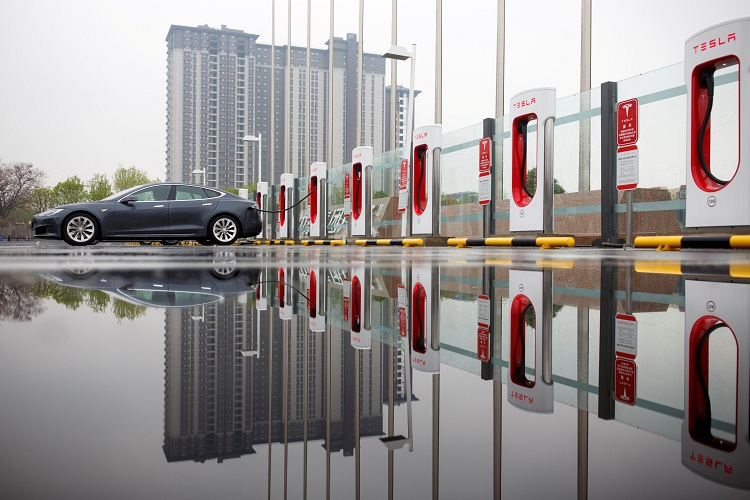 Китайцы стали чаще выбирать отечественные электромобили — продажи Tesla Model Y стремительно упали в апреле