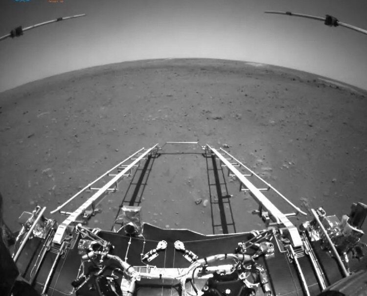 Китайский марсоход Zhurong прислал первые фотографии с Красной планеты