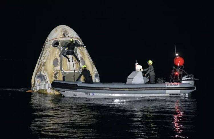 Космический корабль SpaceX Crew Dragon с четырьмя астронавтами успешно вернулся на Землю