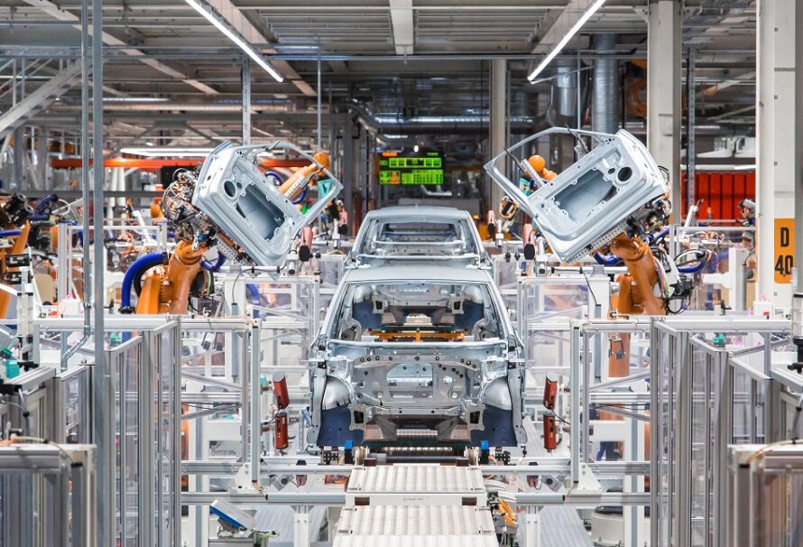 Ford, Honda, BMW и Porsche сокращают производство автомобилей из-за кризиса полупроводников