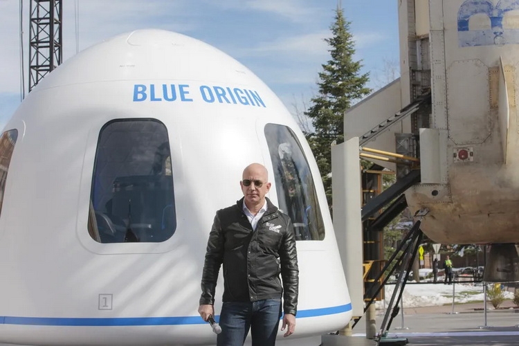 Blue Origin впервые запустит в космос людей на своей ракете 20 июля. Одно из мест будет продано на аукционе